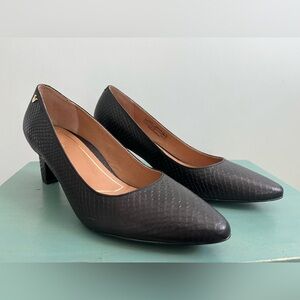 Vionic 7.5 black leather pumps Like New